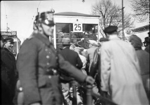 Berlin: Mai 1935, der Absturm, Menschen rennen hinter Straßenbahn [Ende der Maikundgebung]