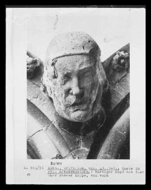 Zwickelmaske: Kopf eines Mannes mit Kappe