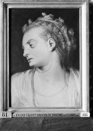 Portrait einer Frau mit Perlenschnüren