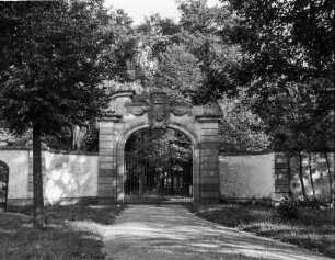 Toranlage am Schlosspark