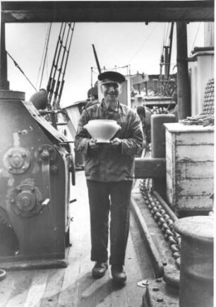 Feuerschiff Elbe 3. Matrose holt das Mittagessen für die Mannschaft