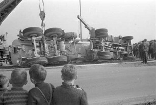 Umkippen eines Silozementwagens an der Kreuzung Pfalzstraße/Durmersheimer Landstraße.
