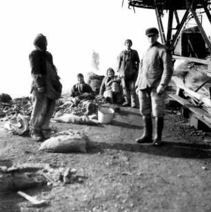 VEB Steinkohlenwerk "Willi Agatz" Freital, Paul-Berndt-Grube. Gruppe Kohlenklauber auf der Halde : Freital-Döhlen. VEB Steinkohlenwerk "Willi Agatz" Freital, Paul-Berndt-Grube. Gruppe Kohlenklauber auf der Halde