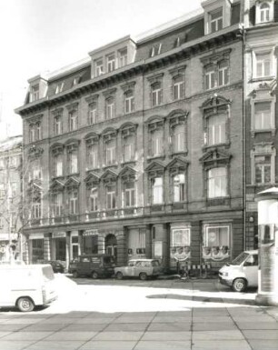 Halle (Saale), Martinstraße 11. Wohnhaus mit Läden (um 1890)