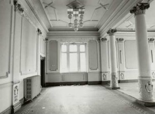 Dresden-Neustadt, Proschhübelstraße 8. Ehemalige Kaserne der Sowjetarmee (Stabsgebäude der 11. Gardepanzerdivision). 1. Obergeschoss, Mittelbau. Teilansicht eines Saales mit zwei Säulen