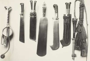 Armbrustwinde und Plötzen (Waidmesser) mit Scheide und Besteck und Vorlegemesser und Peitsche und Hundehalsband mit Leine