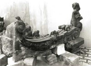 Volute mit Putto vom Torpfeiler der Toranlage, Westseite (1756/1763; G. Knöffler). Sandstein. Dresden-Altstadt, Taschenbergpalais (Zustand vor der Restaurierung)