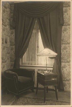 Haus Ury, Berlin-Nikolassee Inneneinrichtung: Wohnzimmer Sesselecke am Fenster