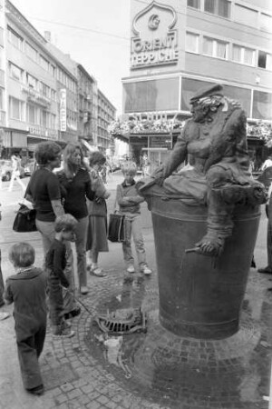 Herrenbrunnen von Bildhauer Jürgen Goertz in der Kaiserstraße Ecke Herrenstraße. Einweihung