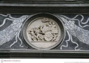 Acht Reliefmedaillons mit Szenen nach antiken Gemmen und Medici Wappen, Bacchus und junger Satyr auf einem von zwei Psychen gezogenen Wagen