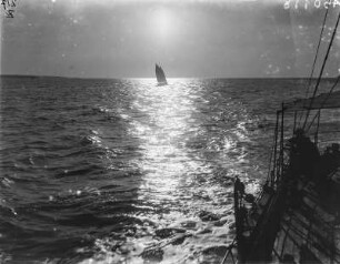 Segelschiff : Ein Segelschiff fährt in Richtung Westen.