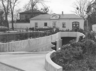 Dresden-Neustadt, Bautzner Straße 96. Marcolinische Meierei. Westliches Torhaus (1795/1796). Straßenansicht mit Einfahrt zur Tiefgarage