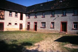 Innenansicht Gehöft Nr. 4, Hoffläche unbefestigt, linker Flügel Stallgebäude