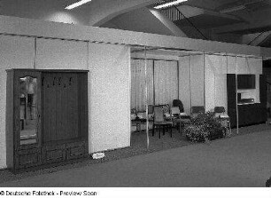 Ausstellungskoje des VEB Thüringer Möbelkombinat Suhl. Ansicht mit Flurgarderobe aus dem rustikalen Dielenprogramm