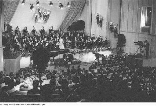 Dresden, Verschiedene Theateraufführungen und Konzerte: Staatskapelle Dresden mit Geiger Ruggiero Ricci, Dresdner Philharmonie, Fest der Musikschule, Theater Junge Generation mit dem Stück "Das Untier von Samarkand", Hamburger Gastspiel, Dresdner Philharmonie, Slowakische Philharmonie, Januar 1958 - Juni 1959