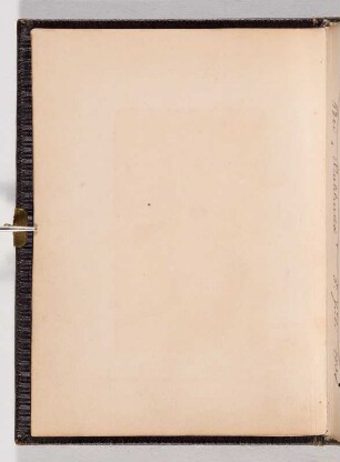 Schmutztitelseite. Rückseite : Fotoalbum der Familien Ahlsvede (Reick) und Schneidenbach. Ledereinband, geprägt mit Goldschnitt und Metallschließe; 14,7 x 11,5 x 3,5 cm (um 1890, bestückt ab 1926). Dresden: SLUB/DF 2017.A.355