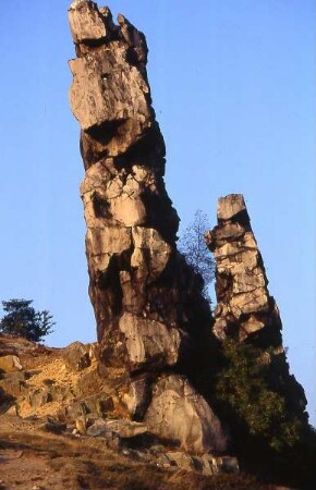 Steinformation "Teufelsmauer" : Die Steinformation "Teufelsmauer" steht bei Weddersleben im Vorharzgebiet, aufgenommen ca. 2004