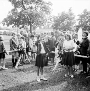 Volks- und Heimatfest: Veranstalter Heimatring: Stormarnplatz: Kinder spielen "Vogelpicken", 24. Juli 1965