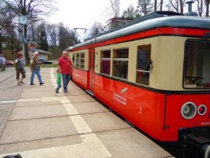 Oberweissbach - elektrische Bergbahn : Ein Zug der elektrischen Bergbahn nähert sich dem Haltepunkt Oberweissbach im Thüringer Wald, aufgenommen am 29. April 2012