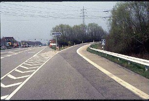 Einfahrt in Kreisel Nord (Schwetzingen Richtung Heilbronn) von Hauptfahrbahn Ost der B36 (Schwetzingen Richtung Mannheim)