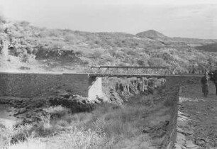 Brücke : Brücke über einen Fluss