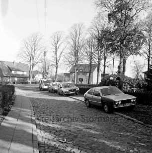 Kirchenweg: Polizei: Verkehrskontrolle: am Straßenrand rechts und hinten Polizeiauto und mehrere Pkw: rechts hinter Pkw Polizist und Fahrer: vorn Kopfsteinpflaster