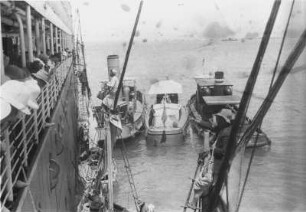 Händler im Hafen von Sues : Ambulante Händler im Hafen von Suez, die Schiffreisenden Ware anbieten
