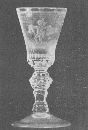 Pokal mit Putto und Inschrift