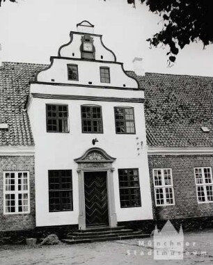 Dänemark. Portal eines Gutshofs zwischen Ribe und Esbjerg