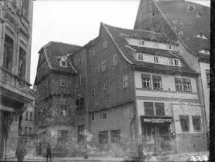 Alter Markt 26 - J.F. Weber, Kolonialwaren und Seilerwaren, Einfahrt zum "Goldenen Pflug"