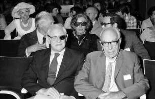 25. Jubiläumstagung 1975 Medizin: In der Sitzreihe: Julius Axelrod, Sir John C. Eccles