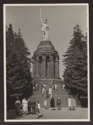 Besucher am Hermannsdenkmal. Detmold. Hiddesen. Papierabzug