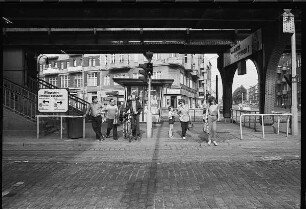 Passanten am U-Bahnhof Dimitroffstraße