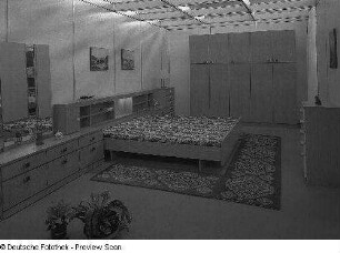 Ausstellungskoje mit Schlafzimmer aus dem VEB Thüringer Möbelkombinat Suhl