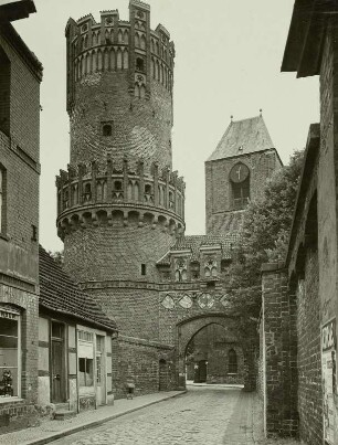 Tangermünde. Neustädter Tor. Teilansicht mit rundem Turm mit Wehrgang (1450; 1897 wiederhergestellt). Feldseite. Ansicht mit Turm der Nikolaikirche