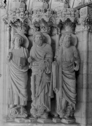 Westportal, linkes Gewände: Johannes, Jakobus und weiterer Apostel