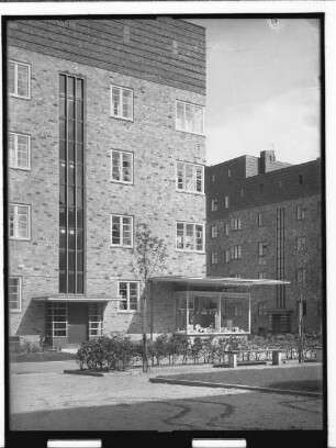 Baublock Helmholtzstr., Bunsenstr. Nr. 10 : [Bunsenstr. mit Kolonialwarenladen]