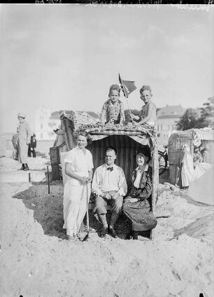 Strandleben. Familie im Strandkorb