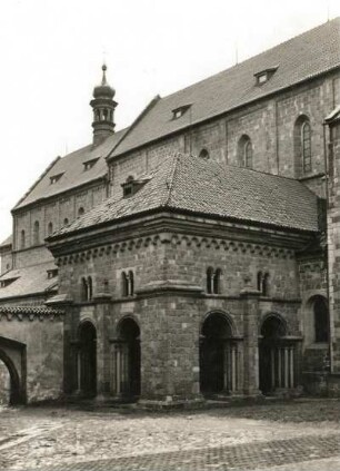 Třebíč (Trebitsch). St.-Prokop-Basilika (M. 13. Jh.). Portalvorbau an der Nordseite