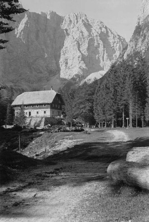 Wohnhaus : Wohnhaus in einem Tal am Fuße eines Bergmassivs.