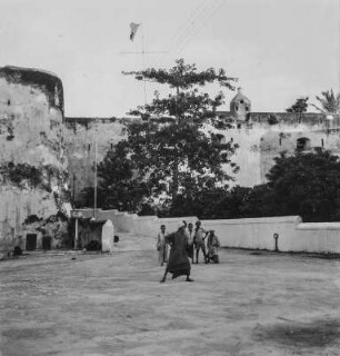 Fort Jesus : Jungen auf dem Zugangsweg zu Fort Jesus im Hafen von Mombasa
