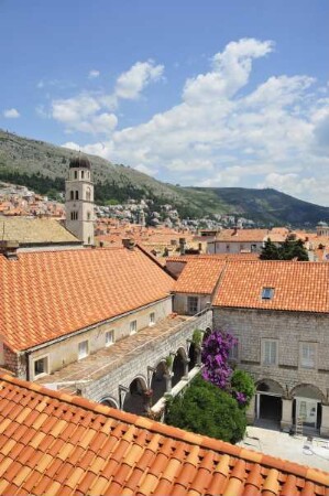 Dubrovnik - Stadtübersicht : Blick von der Stadtmauer über die Altstadt zum Turm des ehemaligen Franziskanerklosters. Aufgenommen am 2. Juli 2010 in Dubrovnik