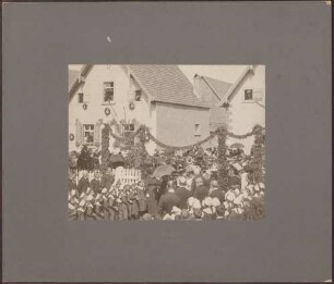 Großherzoginnen Luise und Hilda in Menschenmenge.