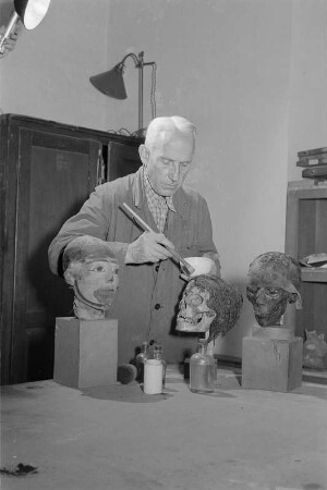 Staatliche Museen, ägyptische Abteilung Restaurator Rudolf Kuhn bei der Arbeit