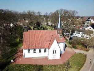 Reinfeld: Luftbild der Matthias-Claudius-Kirche in Richtung Norden