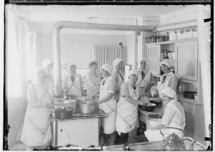 Haushaltsschule Sigmaringen; Frauen am Herd beim Kochen