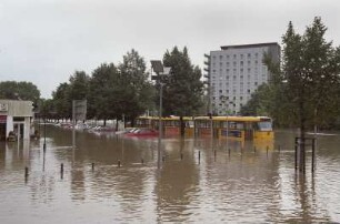 Dresden-Altstadt, St. Petersburger Straße. PKW's und Tatra-Triebwagen Linie 3