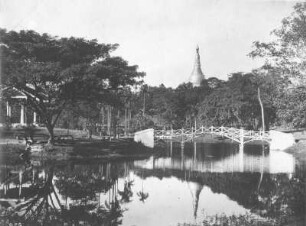 Victoria Park mit Brücke und Blick zur Shwedagon-Pagode in Rangun : Weltreisen. Birma. Rangun. Victoria Park mit Brücke. Blick zur Shwedagon-Pagode
