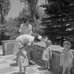 Erzieherinnen mit kleinen Kindern im Kinderheim in Sofia