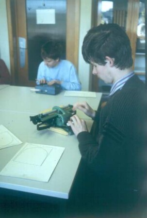 Marburg. Schüler am Arbeitsplatz mit Blindenschrift-Schreibmaschine